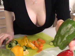 Nàng dâu hiếu thảo chăm sóc cả chuyện tình dục cho bố già nhưng “khỏe”