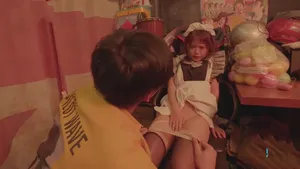 Chị gái đi làm kiếm tiền nuôi em trai gặp phải lão già bệnh hoạn