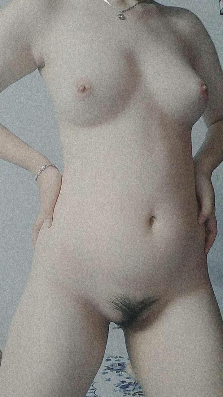 Mạnh Mẽ rất hay ve vãn. Tối nay, một người vợ 32 tuổi rất hấp dẫn. Cô ấy có búi tóc lớn cỡ D. Cô ấy vặn mình và được em trai phục vụ. Cô ấy rất thoải mái.